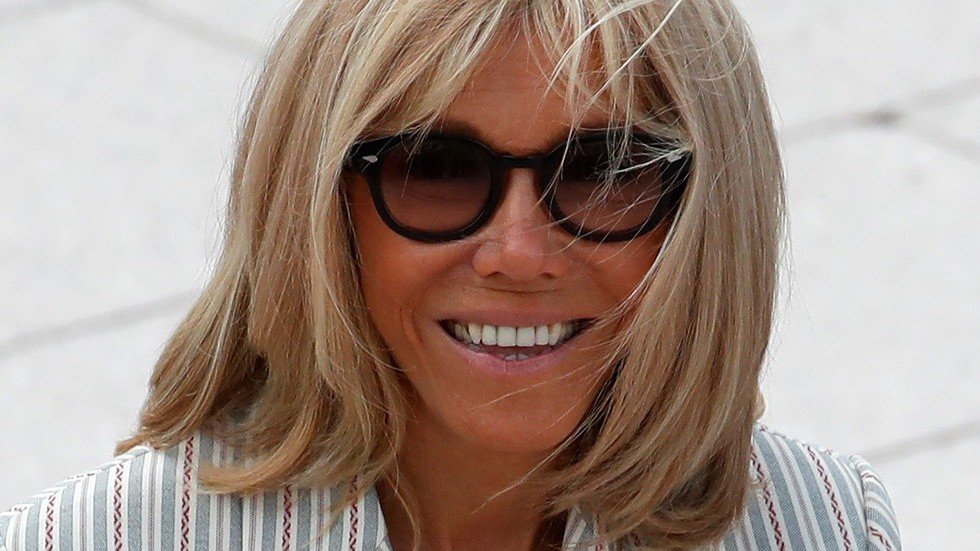 بريجيت ماكرون تخطف الأنظار بأزياء باهظة على هامش قمة G7 (صور)