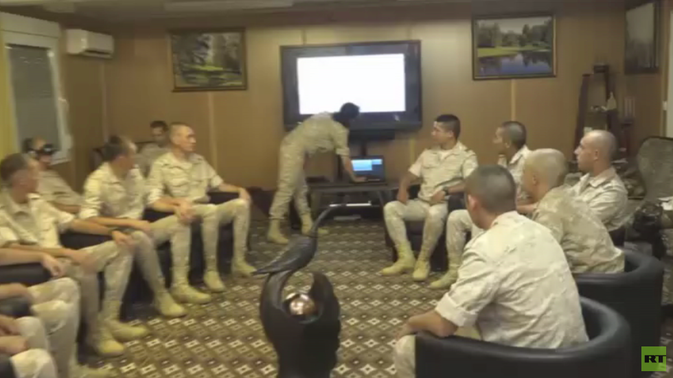 RT ترصد حياة الجنود الروس بحميميم