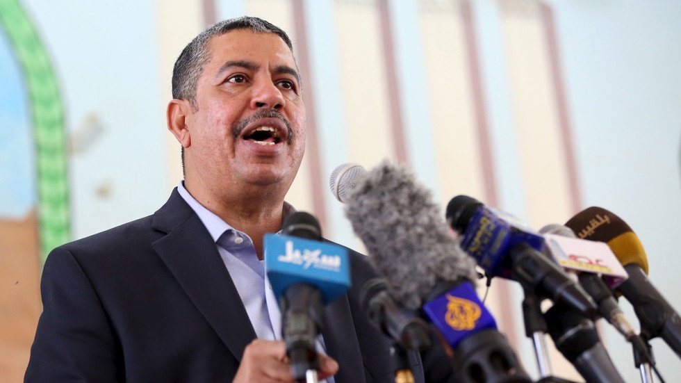 رئيس حكومة يمنية سابق يصف القيادة اليمنية بأنها "شرعية مهترئة"