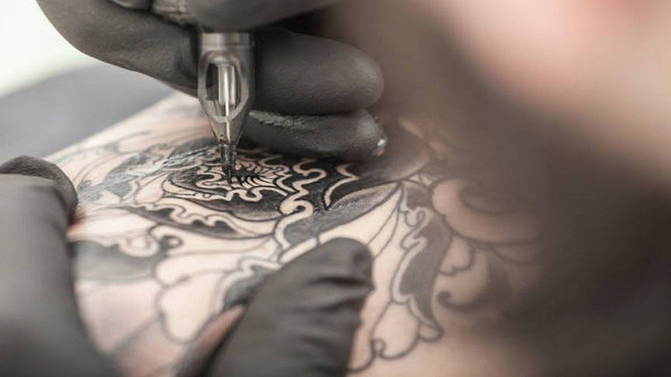 اكتشاف جزيئات معدنية سامة تتسرب من إبر الوشم إلى الغدد اللمفاوية البشرية