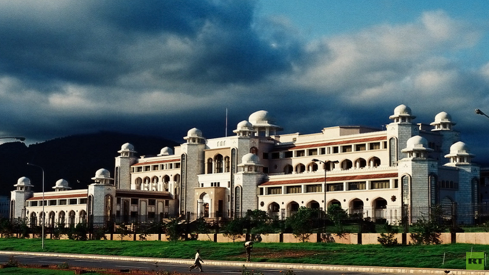 لسبب غريب.. احتمال قطع الكهرباء عن مكتب رئيس وزراء دولة نووية