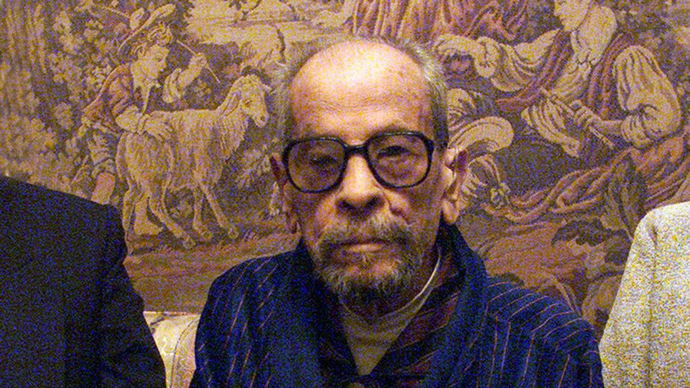 مصر.. عرض وثائق نادرة للكاتب المصري نجيب محفوظ بـ"ختم النسر"