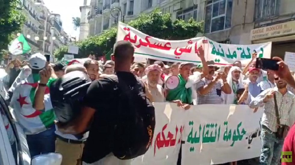 المتظاهرون يطالبون بدولة مدنية في الأسبوع الـ28 من احتجاجات الجزائر (فيديو)