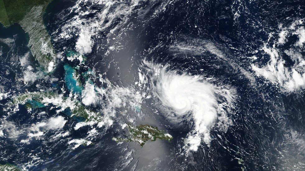 السعودية والإمارات تحذران رعاياهما من إعصار 