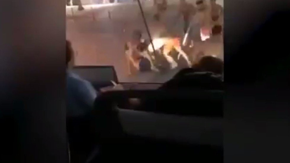 شاهد.. شجار عنيف بين كويتيين وبريطانيين في قبرص