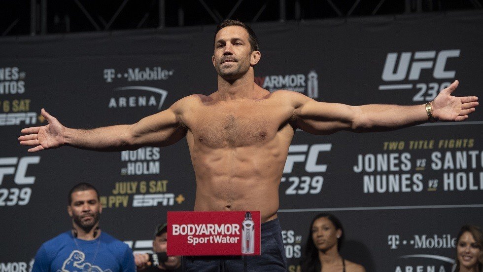 بالفيديو.. مقاتل يسقط ثورا هائجا