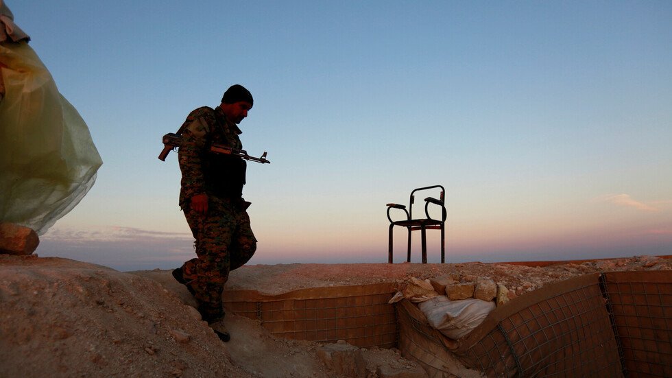 بالصور.. العثور على جثة ضابط عراقي أعدمه "داعش" 2017 والقبض على قتلته