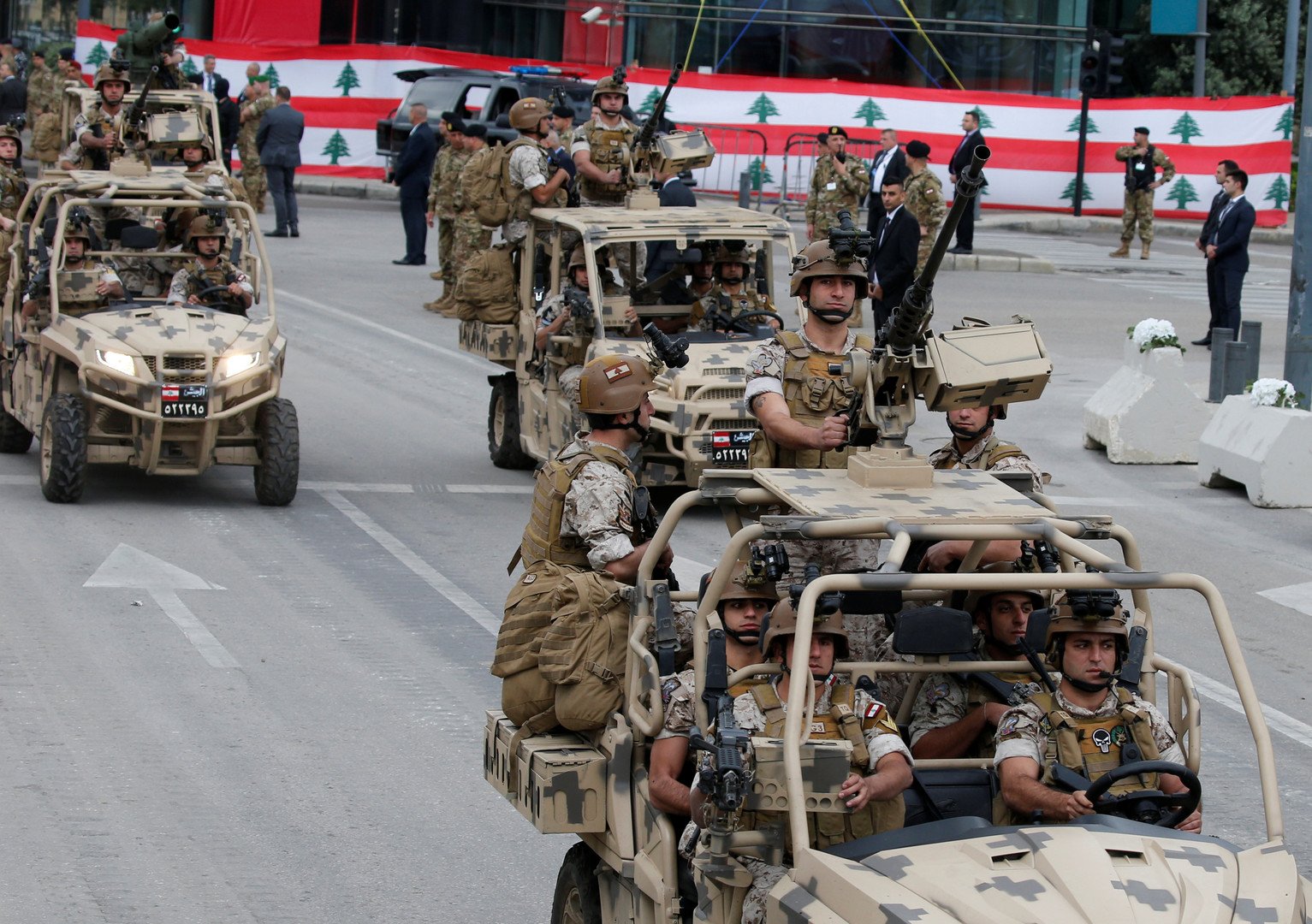 عرض عسكري في لبنان بمناسبة عيد الجيش