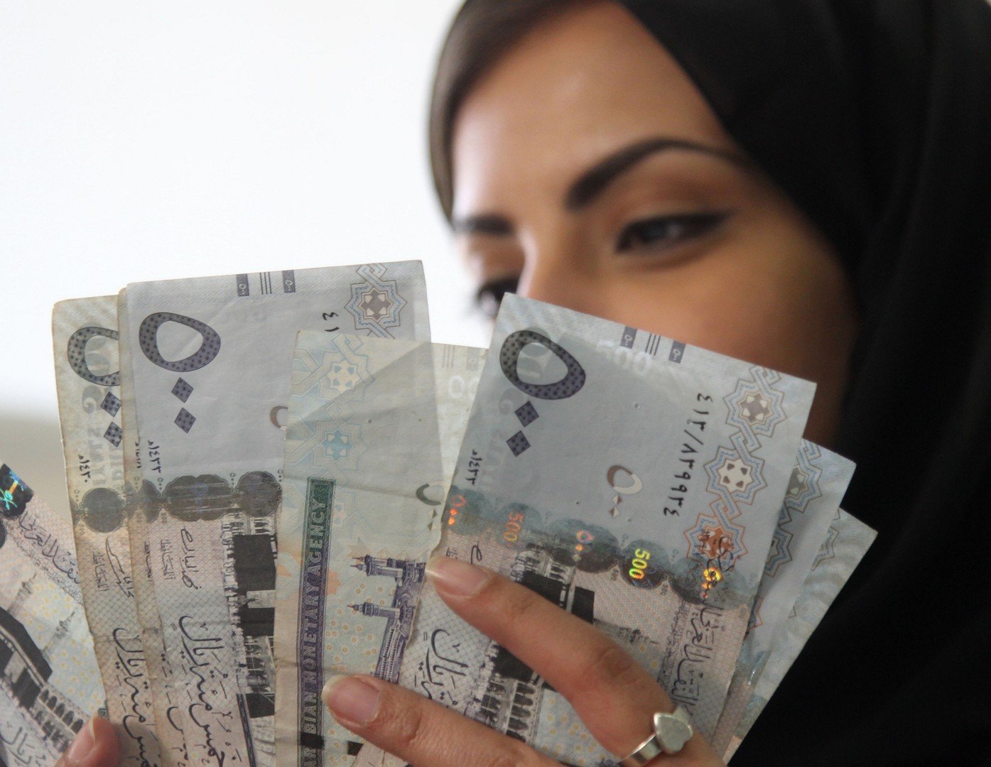 السعودية تكشف عن حجم استثماراتها في الإمارات