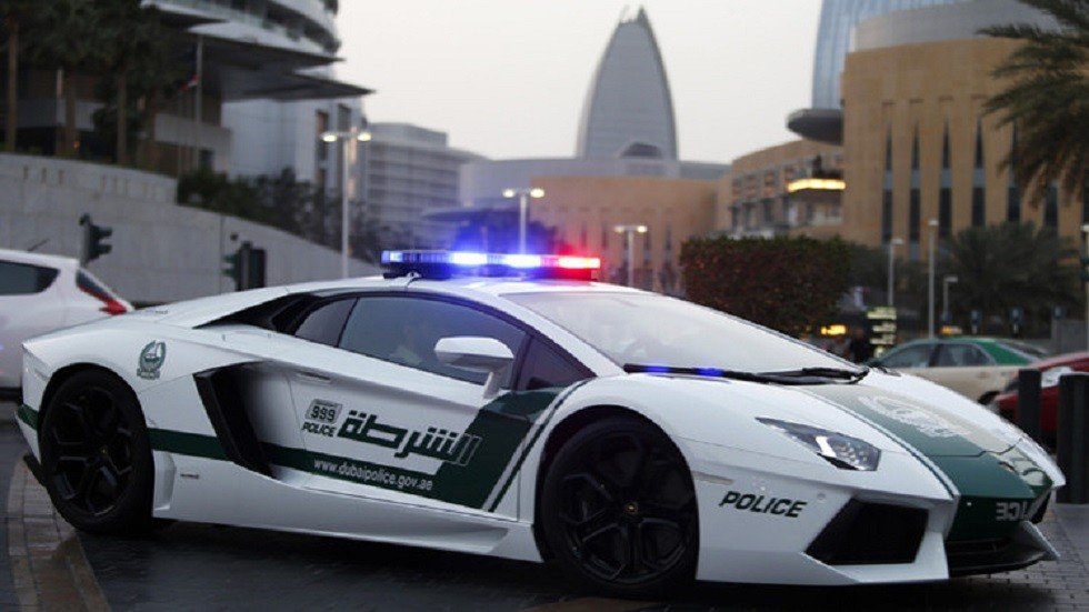 شرطة دبي تعلق على وضع آسيوي شعارها على سيارته