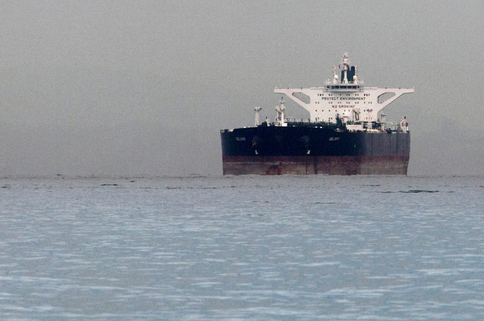 صحيفة أمريكية: 12 ناقلة إيرانية تحمل النفط إلى دول أخرى رغم عقوبات واشنطن