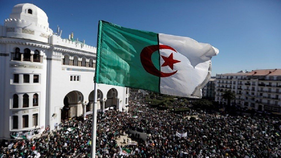 القضاء العسكري بالجزائر يصدر مذكرة توقيف دولية بحق أقوى رجل في البلاد خلال التسعينات