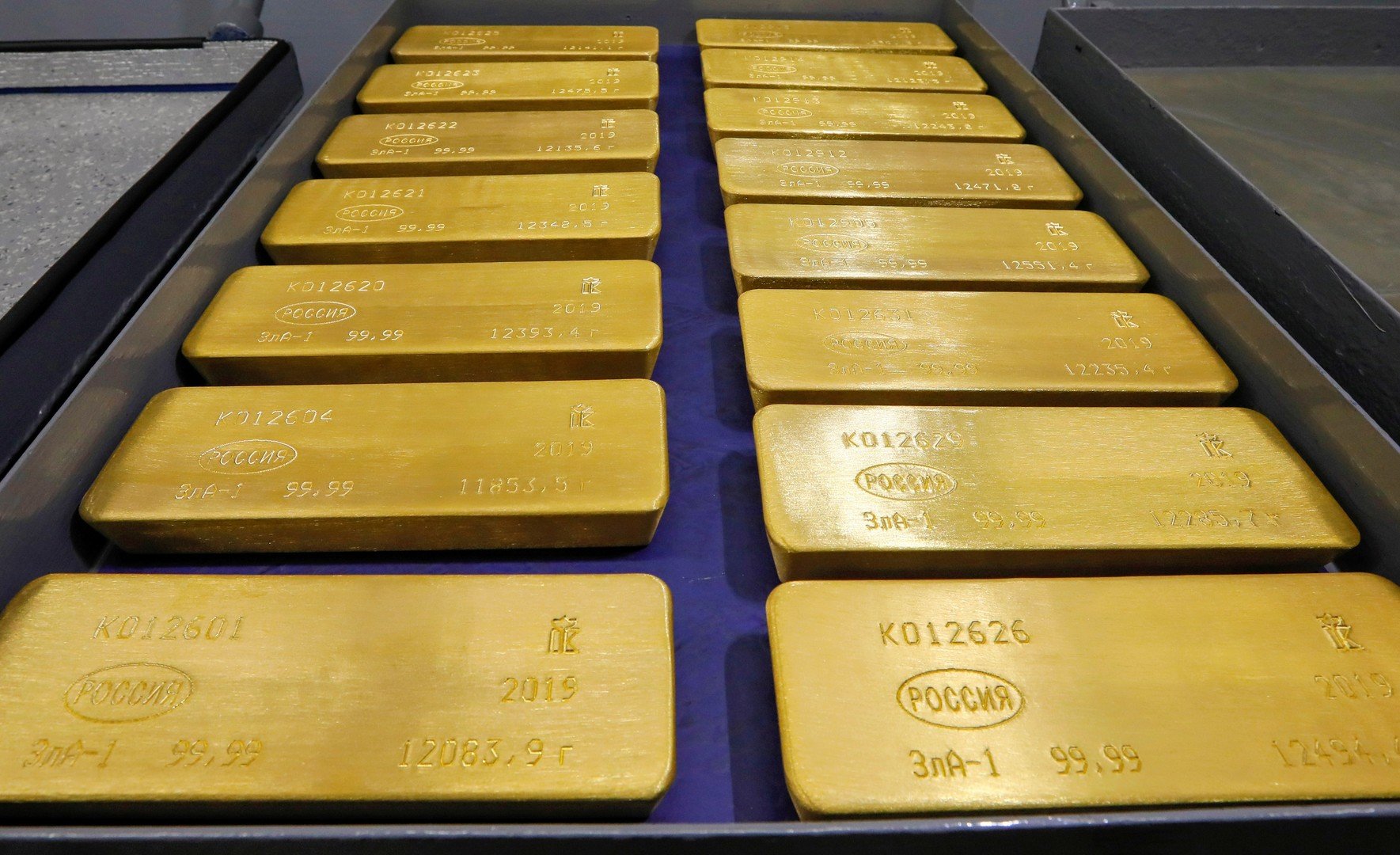 الذهب يرتفع إلى مستويات قياسية