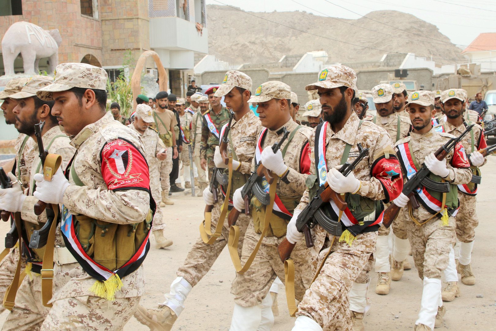 قوات الحزام الأمني تسيطر على القاعدة الإدارية والأمانة العامة لرئاسة الوزراء في عدن