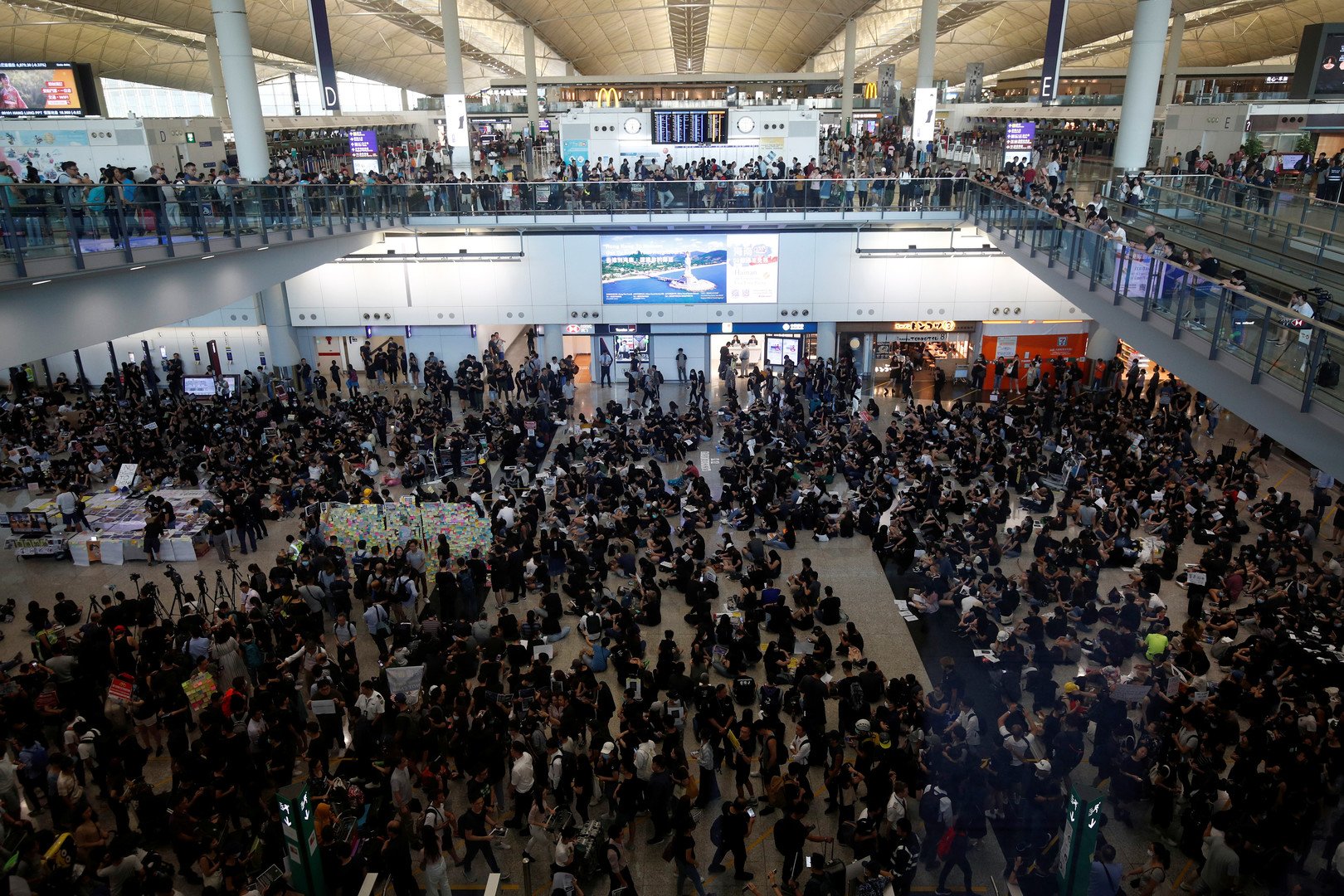 حالة تأهب في مطار هونغ كونغ على وقع الاحتجاجات