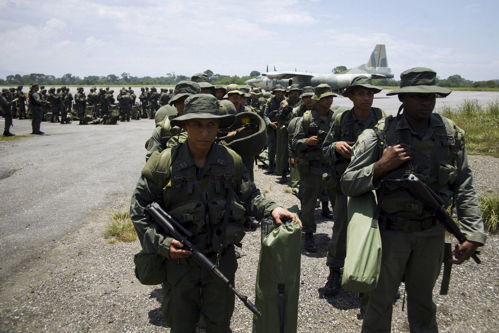 فنزويلا تنشر آلاف الجنود عند حدود كولومبيا