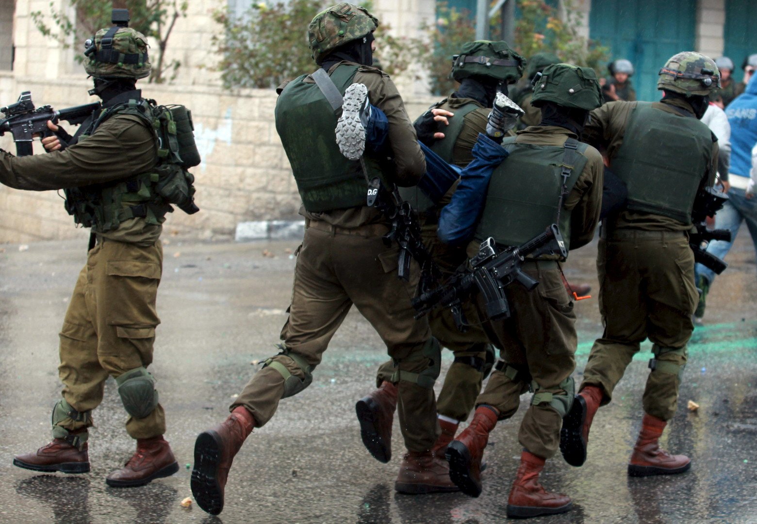 اعتقال 4 فلسطينيين بينهم فتاة بتهمة المسؤولية عن عملية 