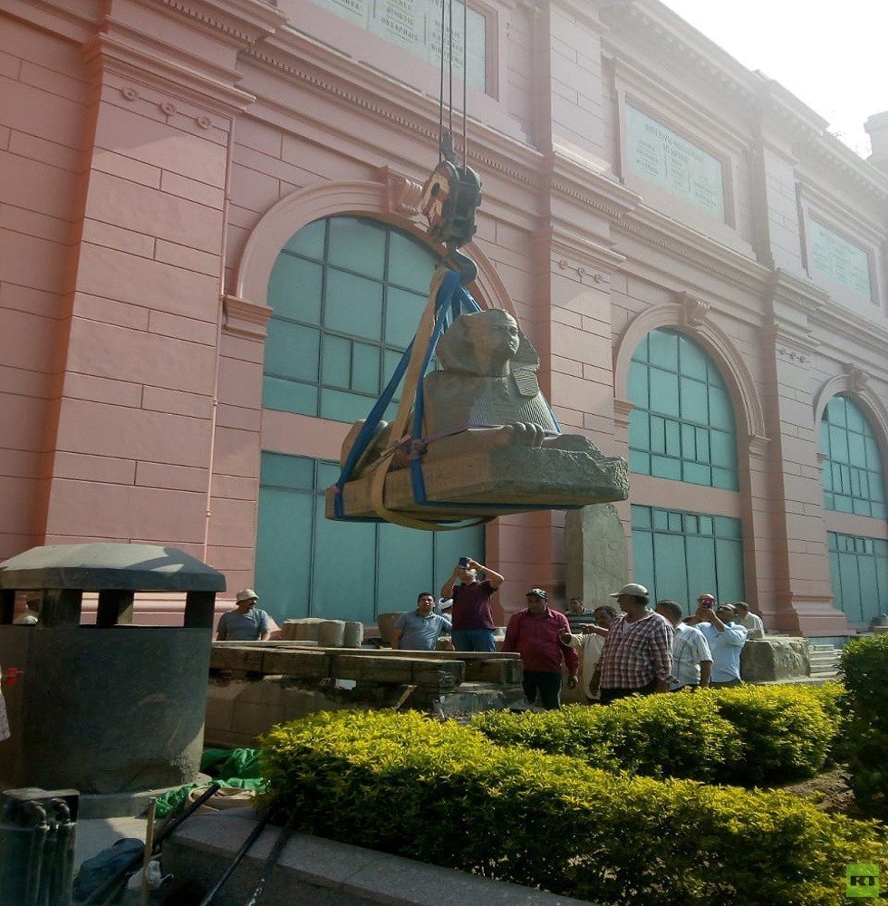 المتحف المصري الكبير يستقبل قطعا أثرية ضخمة (صور)