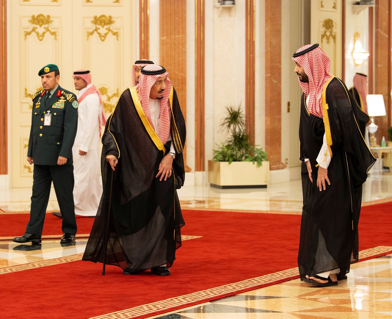 الملك سلمان وولي عهده يستقبلان الرئيس اليمني لبحث آخر التطورات في عدن