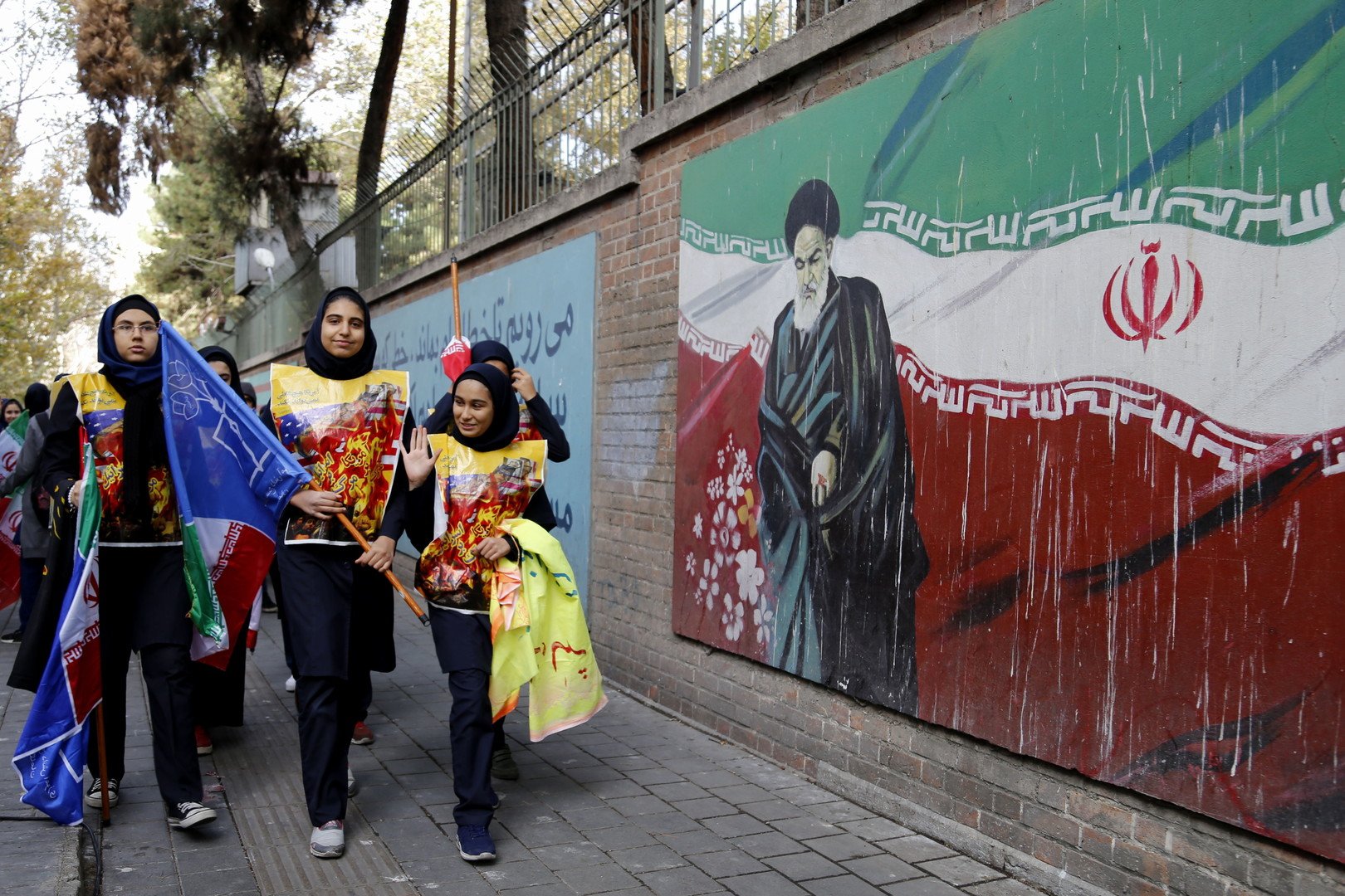 الولايات المتحدة تفتح أمام إيران كوة في جدار العقوبات