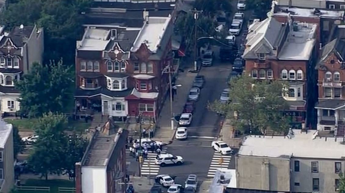 وسائل إعلام أمريكية: إصابة عدة ضباط شرطة في إطلاق نار في فيلادلفيا (فيديو)