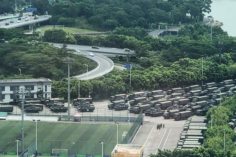 الصين تنشر حشودا عسكرية قرب الحدود الإدارية مع هونغ كونغ
