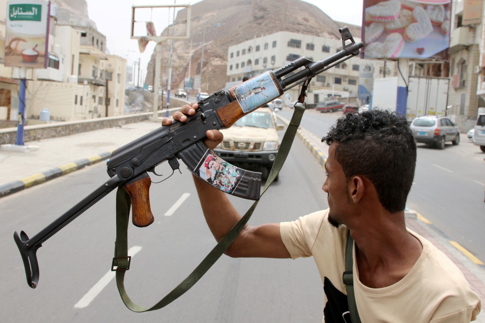 الحوثيون: نراقب أحداث عدن