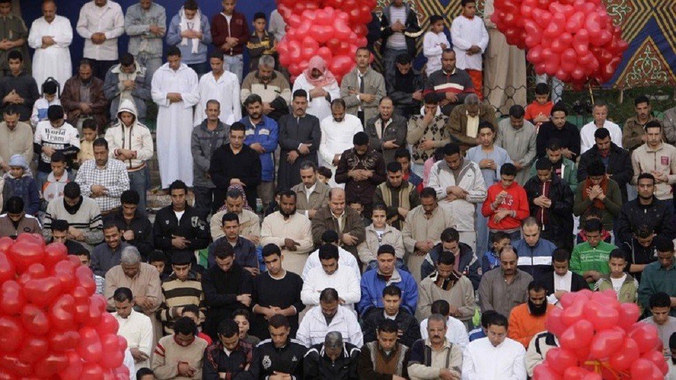 سؤال خارج التوقعات يوجه لدار الإفتاء المصرية حول ظهور عورة الرجل أثناء الصلاة