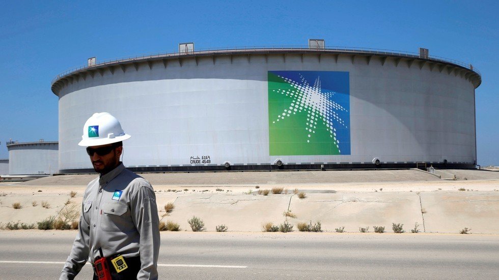 السعودية تعزز موقعها في سوق النفط باستثمارات استراتيجية  