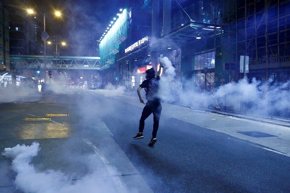 حتى لا يصبح شغفنا اليوم ندما في الغد.. أغنى رجل في هونغ كونغ يدعو لوقف العنف والفوضى