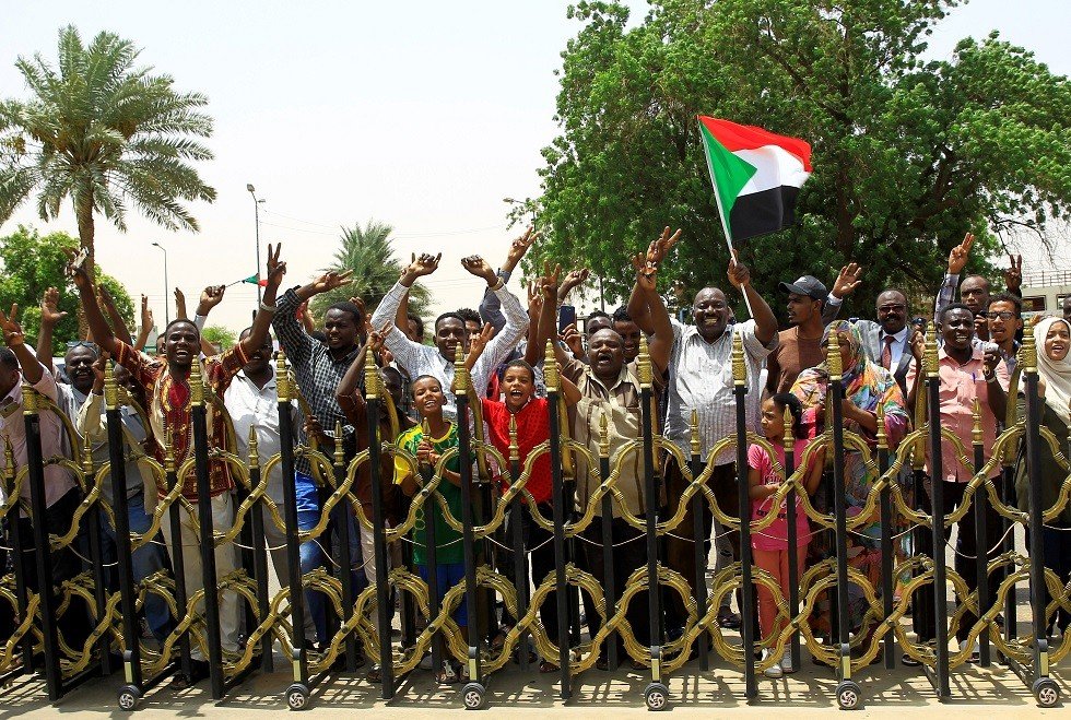 السودانيون يحتفلون ببدء الانتقال إلى الحكم المدني