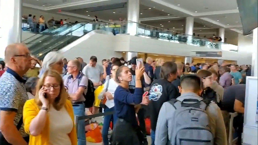 عطل يضرب حواسيب المطارات الأمريكية ويحشر المسافرين في طوابير انتظار طويلة