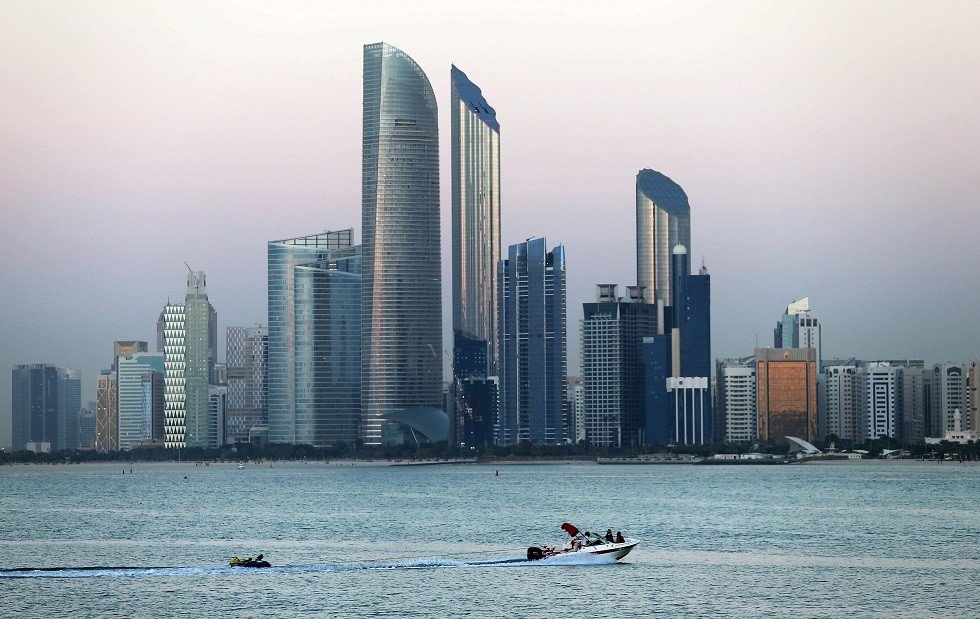 ضبط 3 عصابات آسيوية للاحتيال في الإمارات (صور)