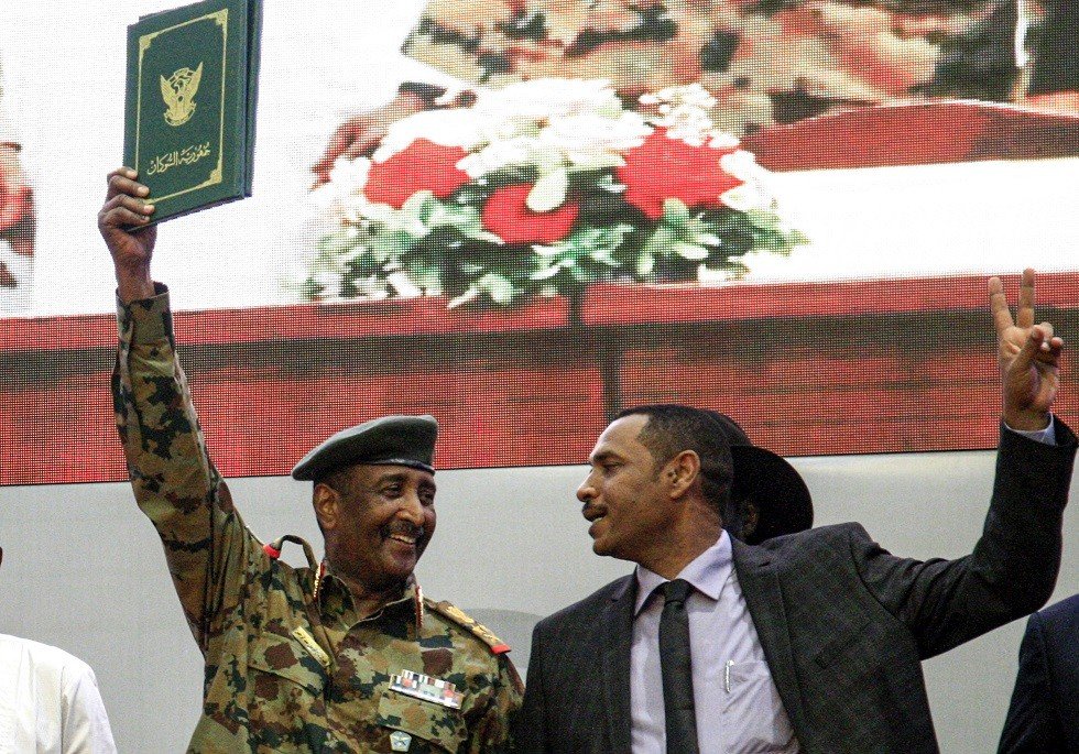 البرهان يكرم الوسيطين الإفريقي والإثيوبي بوسام الجمهورية