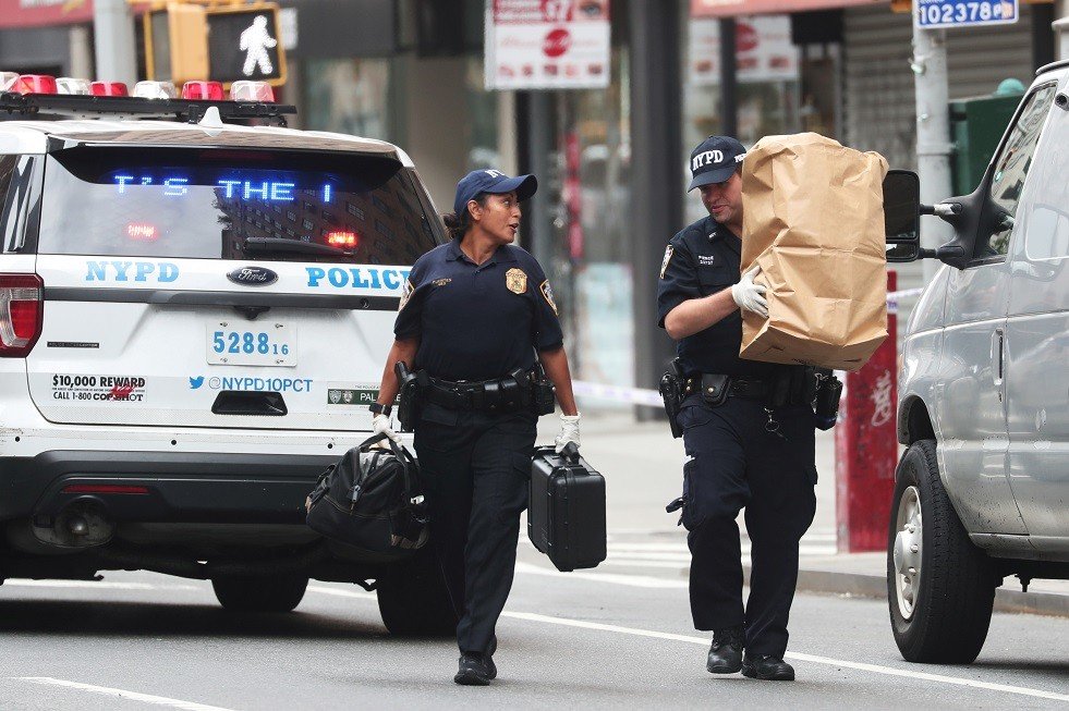ضباط يجمعون الأدلة خلال التحقيق في حزم مريبة في مانهاتن بنيويورك