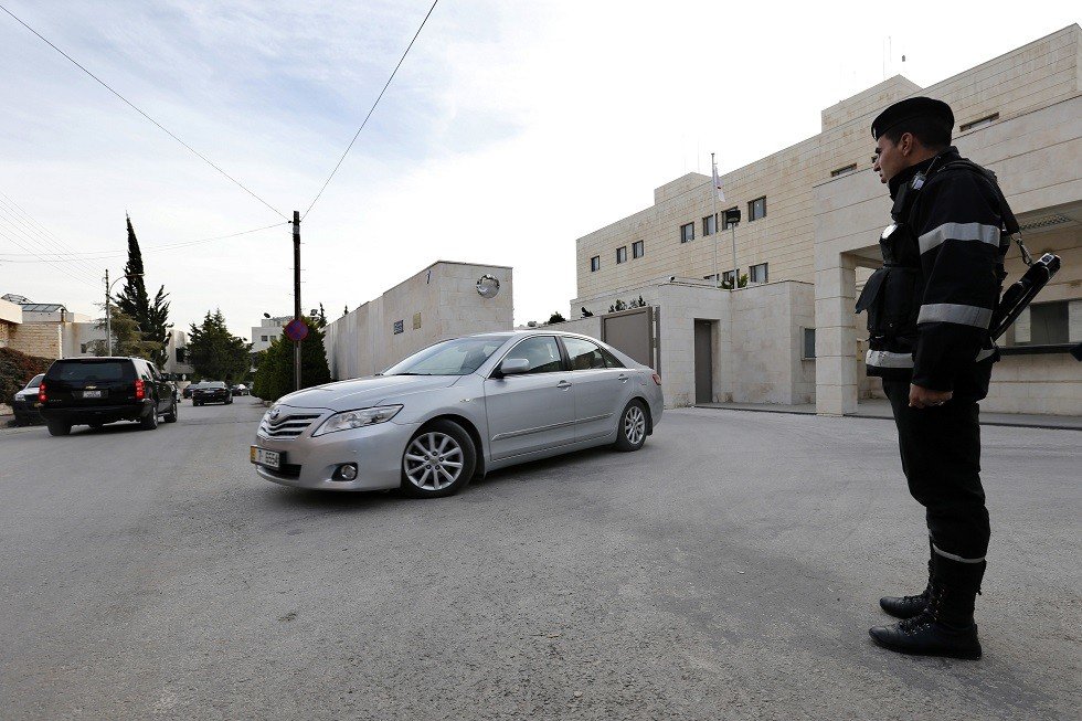 توقيف سيدة أردنية دسّت المخدرات في مركبة زوجها ووشت به للأمن