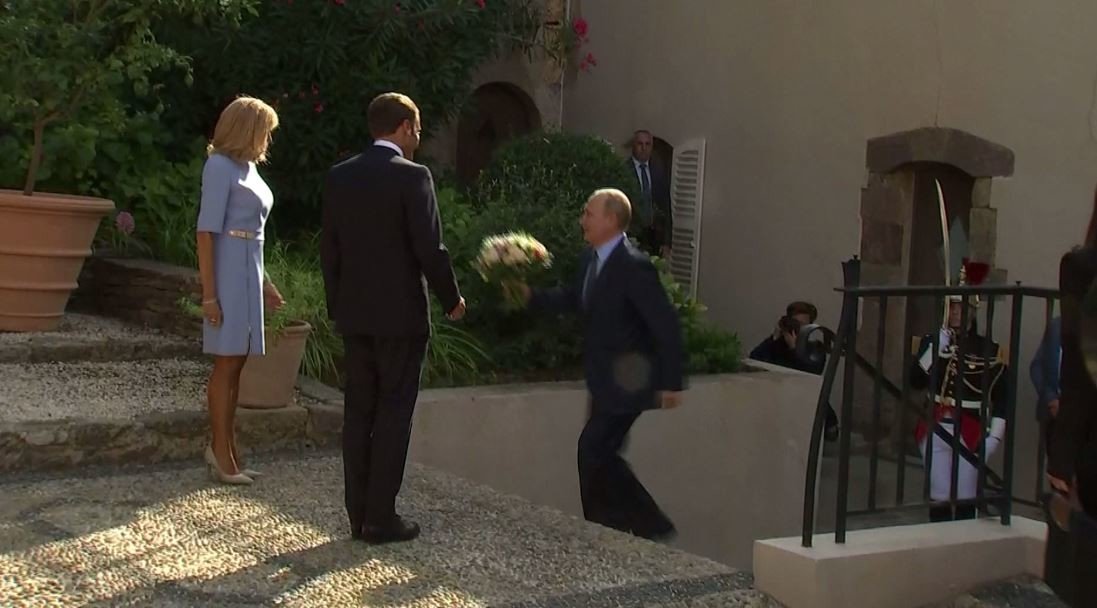 شاهد.. ماكرون يرحب بالرئيس بوتين في قلعة بريغانسون