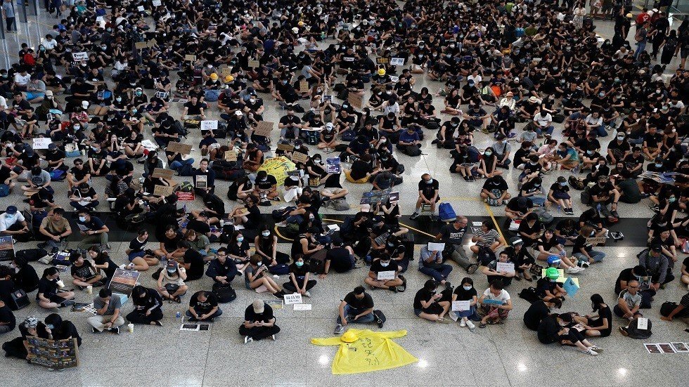 شاهد.. متظاهرو هونغ كونغ يتفننون في احتجاجاتهم