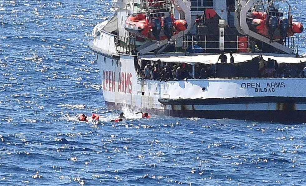 إسبانيا ترسل سفينة عسكرية لنقل المهاجرين من سفينة عالقة قبالة إيطاليا