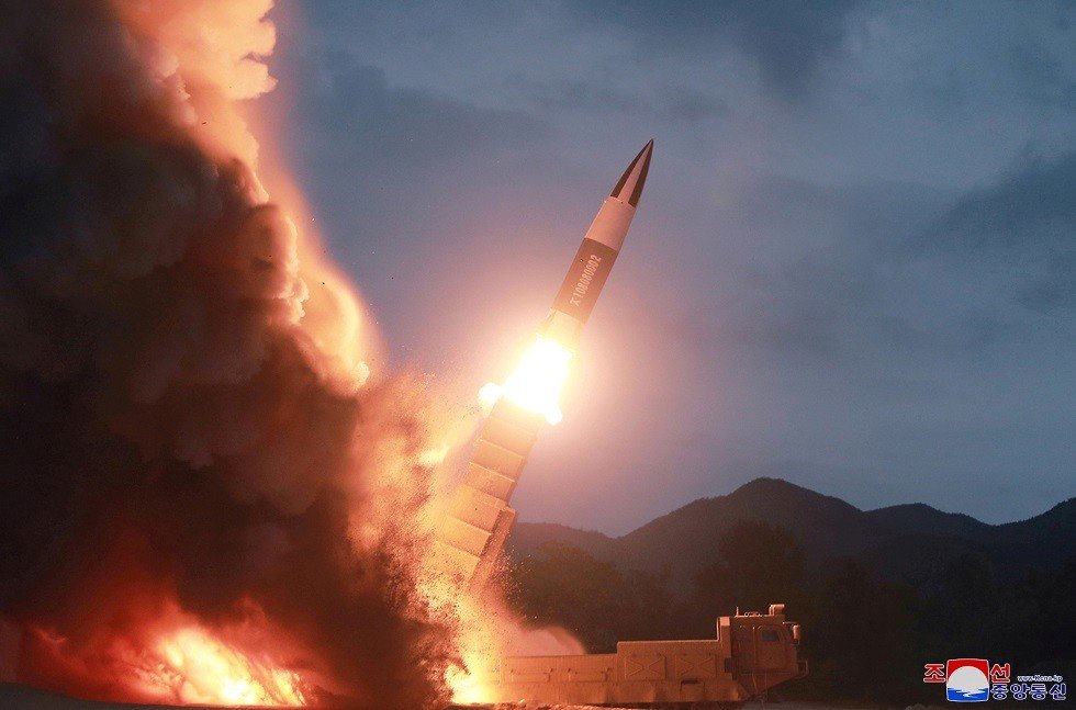 كوريا الشمالية تطلق صواريخ مجهولة الهوية للمرة الخامسة في شهر