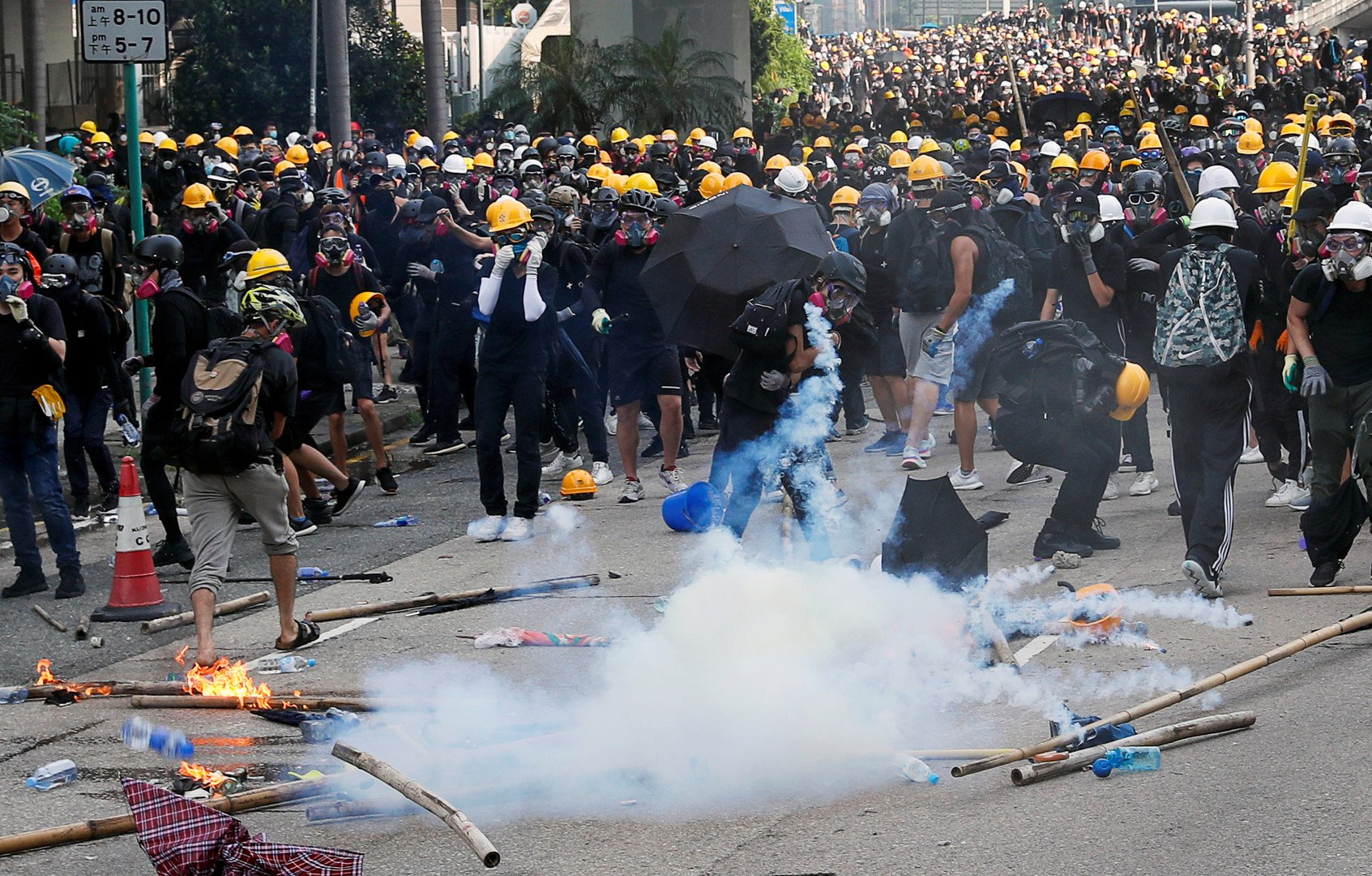 الشرطة في هونغ كونغ تستخدم الغاز المسيل للدموع لتفريق المحتجين