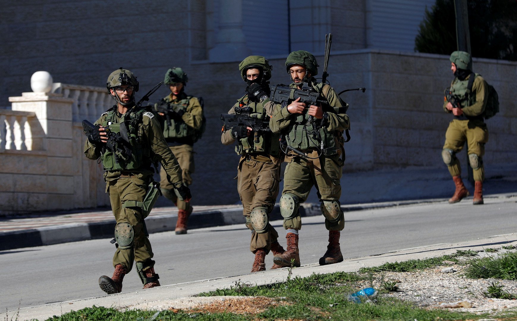 إسرائيل تعتقل فلسطينيين على خلفية تفجير عبوة ناسفة غرب رام الله