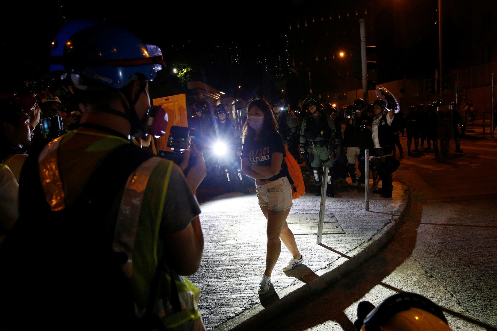 شرطة هونغ كونغ تعتقل 29 شخصا بعد اشتباكات حادة