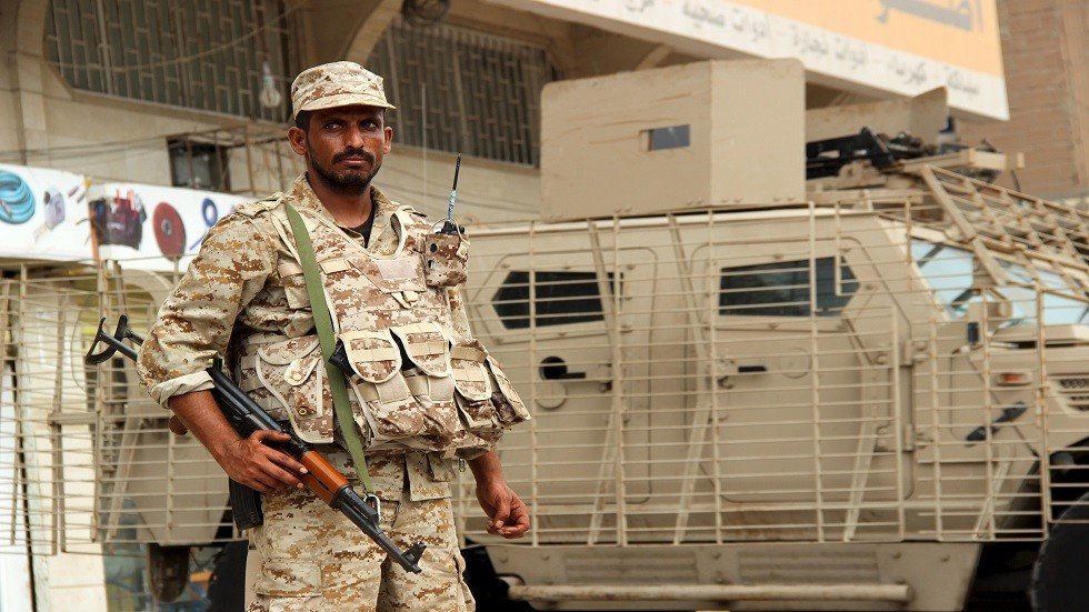 الدفاع اليمنية: الإمارات تدعم تمرد ميليشيا الانتقالي بالسلاح وسنتصدى بحزم