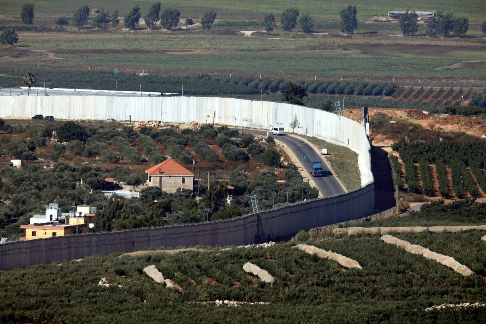 الجيش الإسرائيلي يفرض قيودا على حركة المركبات غير العسكرية على الحدود مع لبنان