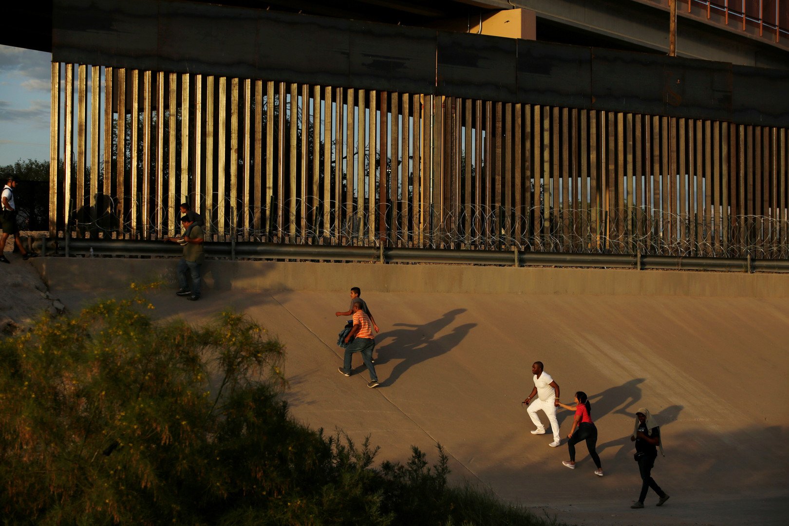 وسائل إعلام: البنتاغون يوافق على بناء 32 كيلومترا إضافيا من الجدار على الحدود مع المكسيك