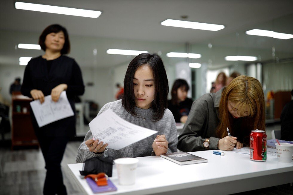 تكاليف التعليم الباهظة تهدد النسل في اليابان