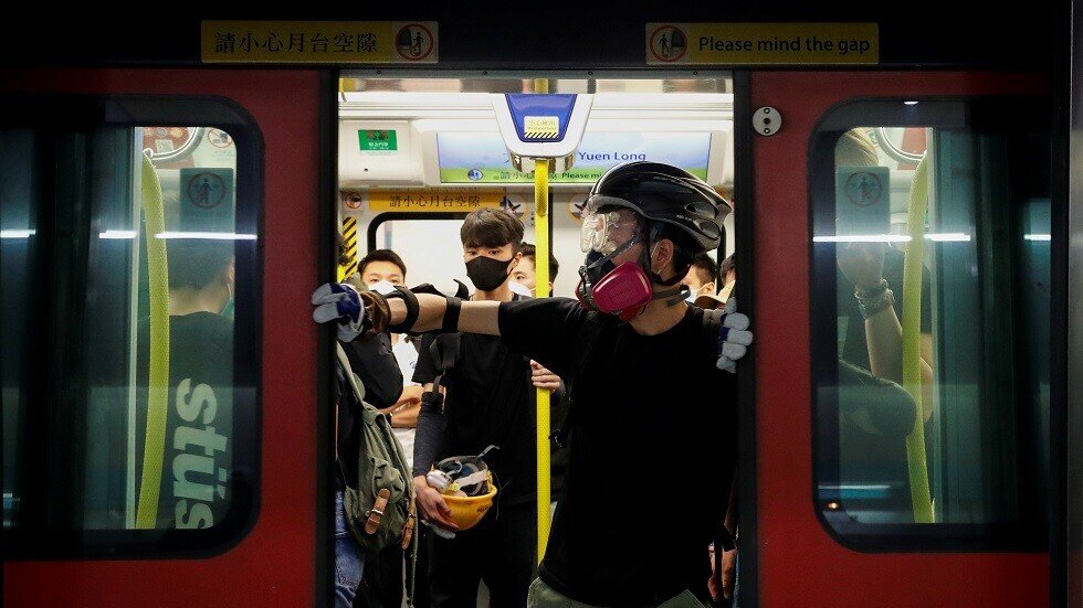 تعليق حركة القطارات إلى مطار هونغ كونغ بعد تهديد المحتجين