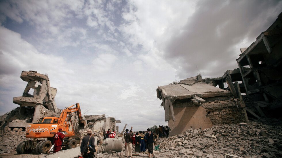 الصليب الأحمر: 100 قتيل جراء قصف التحالف العربي لسجن في ذمار اليمنية