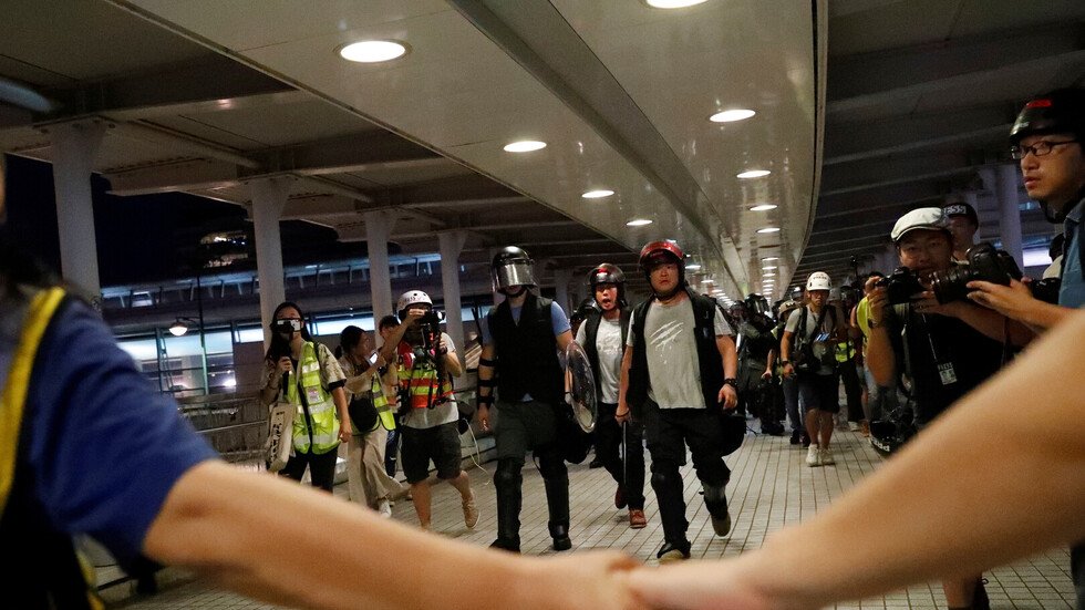 هونغ كونغ.. محاولات لتعطيل المترو ودعوات لإضراب عام